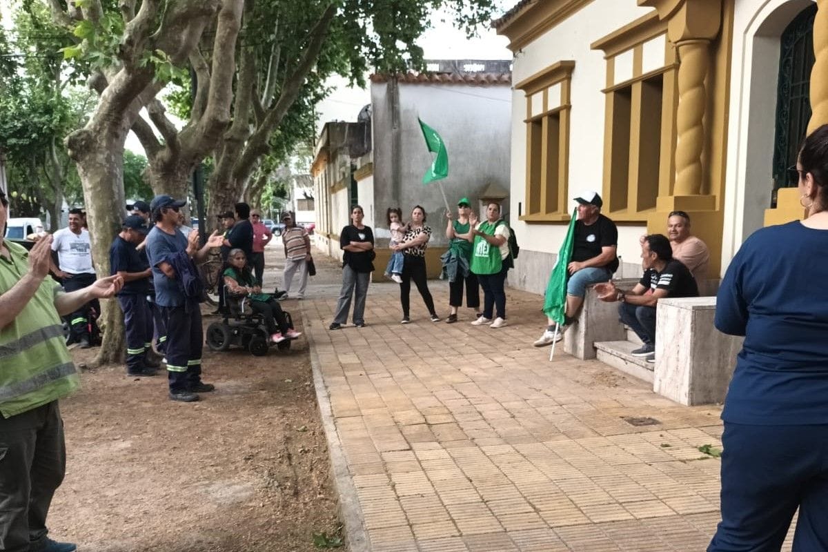 Trabajadores municipales nucleados a ATE en el Palacio Municipal