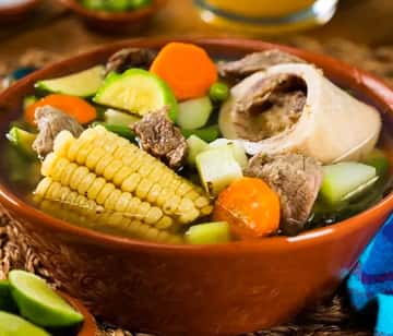 Finde largo de fiestas populares con asado, bondiola, puchero y hasta una feria cannábica