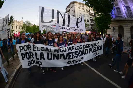 Docentes universitarios convocan a un paro nacional de 72 horas en reclamo de mejoras salariales