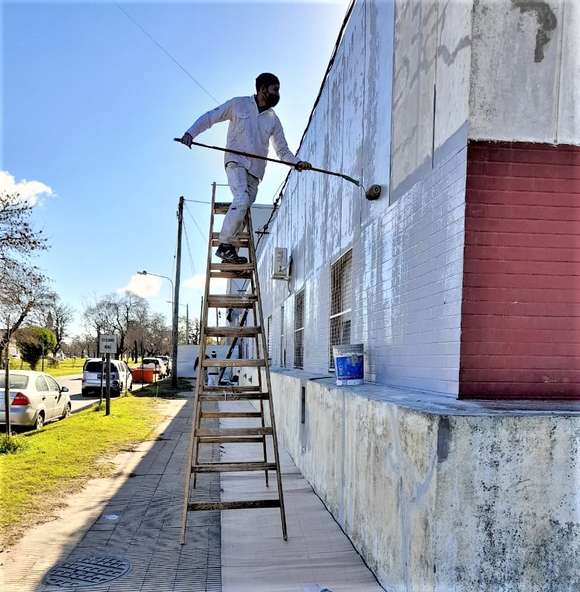 Avanzan las labores de pintura en el exterior del Hospital Municipal de Chascomús