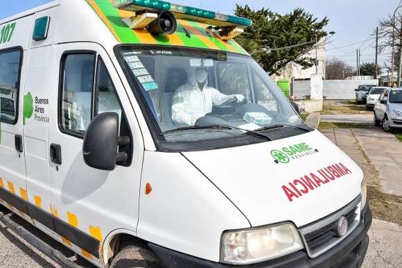 Un vehículo impactó a una silla de ruedas: La víctima se encuentra en estado de gravedad