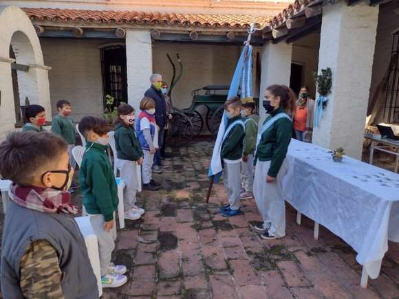 Los alumnos de la escuela municipal 3 prometieron lealtad a la bandera