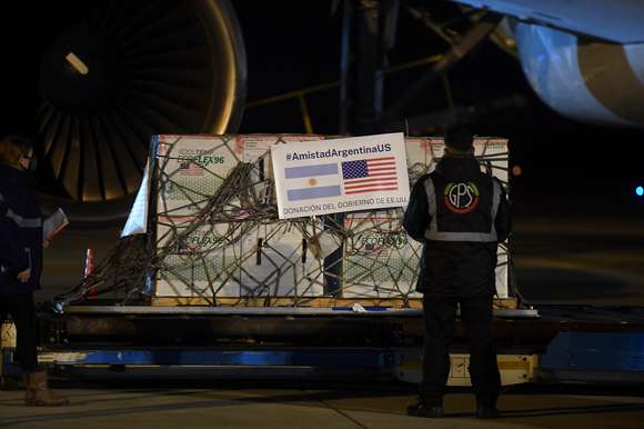 Llegaron al país 3,5 millones de dosis de la vacuna Moderna desde Estados Unidos