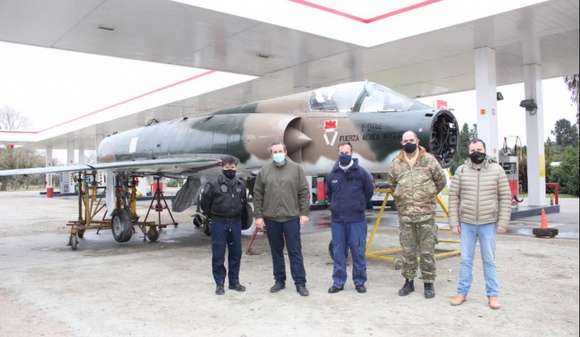 Dolores prepara homenaje a un héroe de Malvinas con una réplica del avión que pilotaba en la guerra