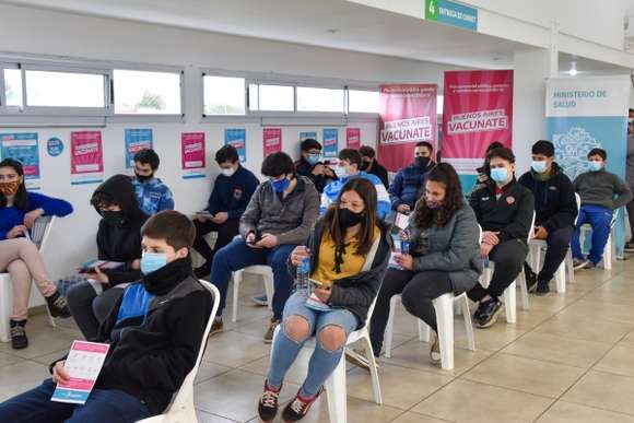 Este lunes comenzó la vacunación para adolescentes con condiciones priorizadas en Chascomús