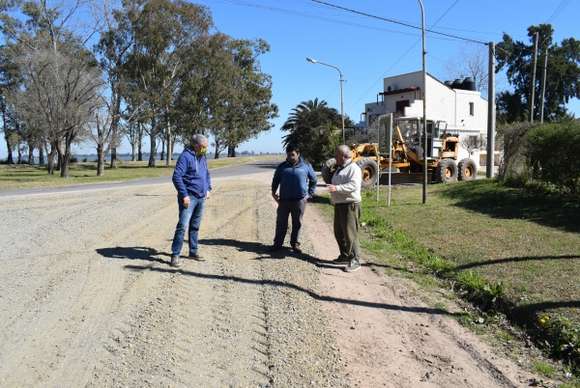 Iniciaron el mejoramiento de la calle Tucumán con alteo, zanjeo y aporte de piedra partida