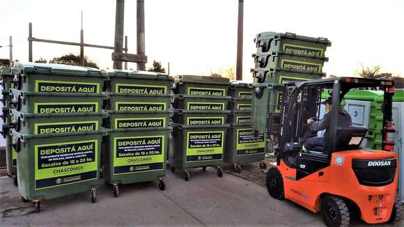 Comenzaron a llegar a Chascomús parte de los 200 nuevos contenedores de residuos