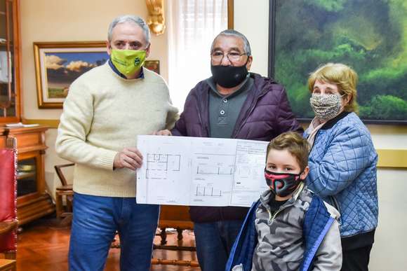 Gastón entregó planos de sus viviendas a familias del San Cayetano, Algarrobo y La Esmeralda