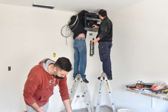 Instalación y conexión de cableado en la sala de internación pediátrica del Hospital Municipal