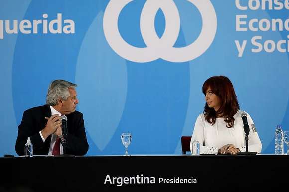 Fernández se mostró con CFK, tras la crisis y pidió “decir no a la división”