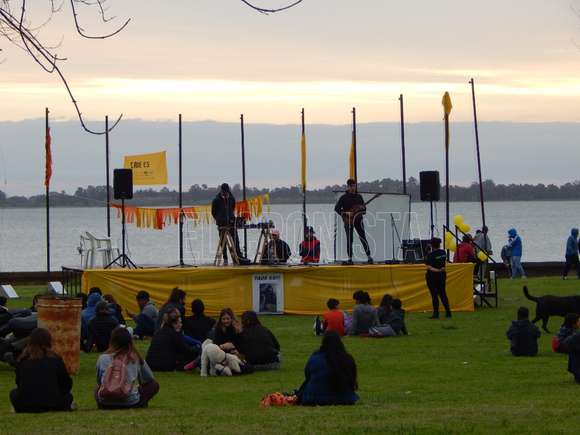 Una tarde amarilla con expectativas colmadas en el Paseo de los Inmigrantes