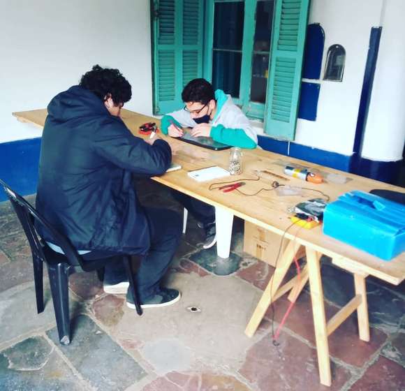 Armando los teclados para Wall-i: Continúan las “Prácticas Profesionalizantes” con alumnos de la Escuela Técnica de Chascomús
