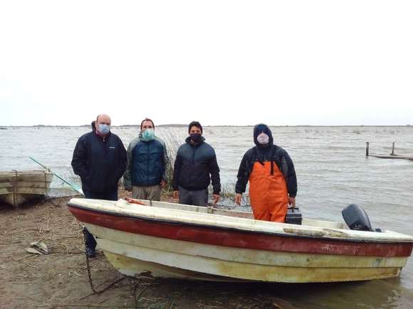 Lezama: segunda temporada de cría de pejerreyes en jaulas flotantes en la laguna La Salada de Monasterio