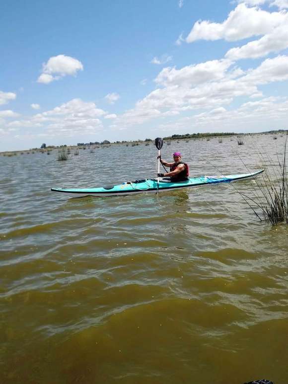 Se realizó una travesía en kayak por las lagunas de Lezama con la participación del célebre expedicionario dolorense Alfredo Barragán