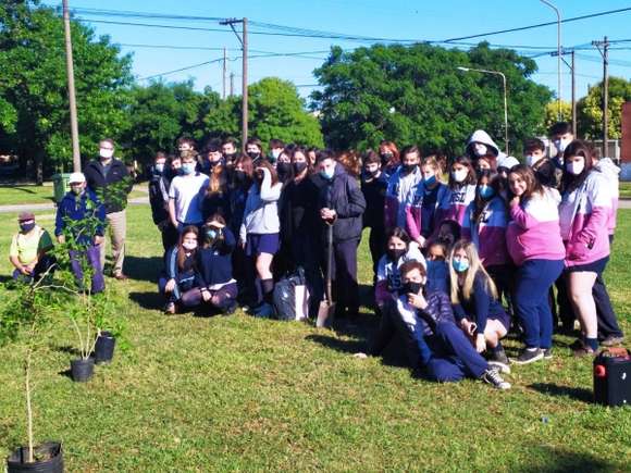 Alumnos de la escuela Nuestra Señora de Luján plantaron árboles en el bulevar Scalabrini Ortiz