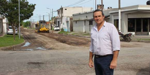 Comenzaron a pavimentarse otras 14 cuadras en Dolores