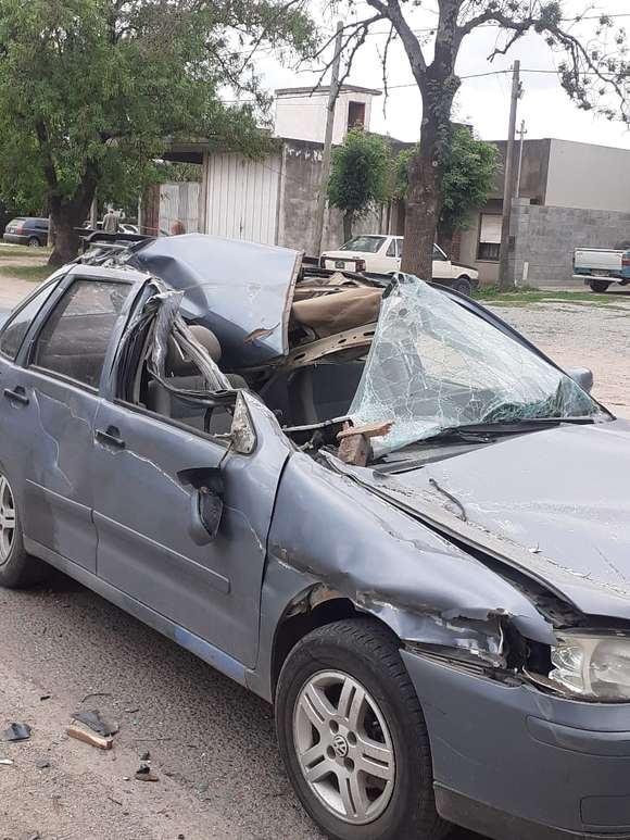 Tras perder el conocimiento, un hombre chocó contra un camión en avenida Alfonsín