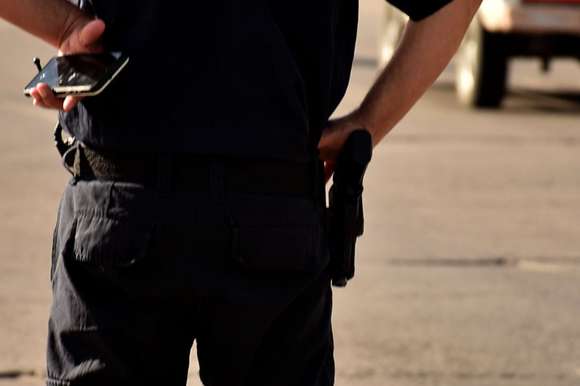 Un policía detenido y otro que presta servicios en Chascomús prófugo por un robo en el que simularon un allanamiento