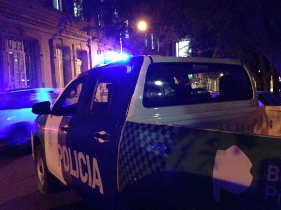 Delincuente golpeó a oficial al ser aprehendido en calle Alvear y Misiones