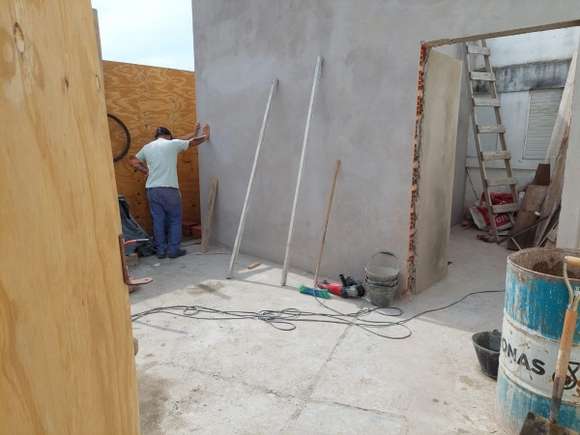 Avances en la construcción de los baños en el sector de guardia del hospital municipal