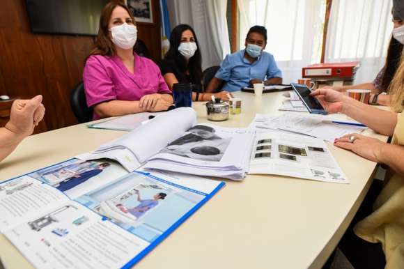 Reunión para evaluar nuevo equipamiento para la sala de pediatría del Hospital