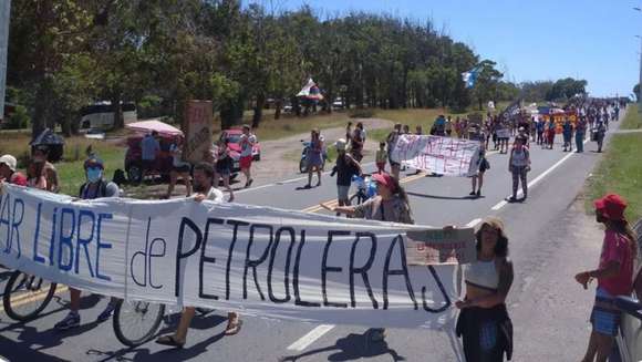 Protesta en Chapadmalal por la autorización de explotación petrolera en Mar del Plata