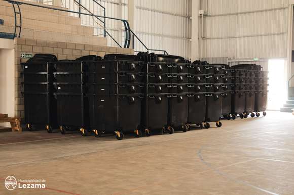 Comienzan a colocar contenedores en barrios de Lezama para recolectar la basura  