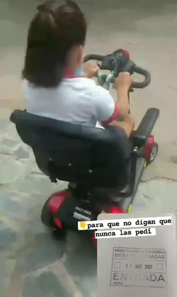 Falta de rampas en Chascomús: Una estudiante debe bajar por entrada de garaje para llegar hasta su escuela