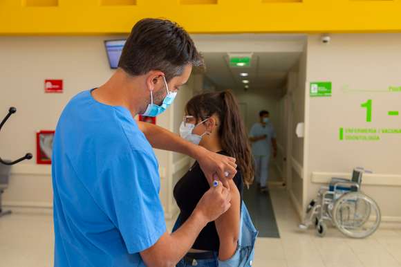 Los casos de Covid bajaron un 97% desde el pico de la segunda semana de enero