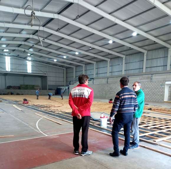 Avanzan las obras en el gimnasio del polideportivo y hospital municipal de Lezama