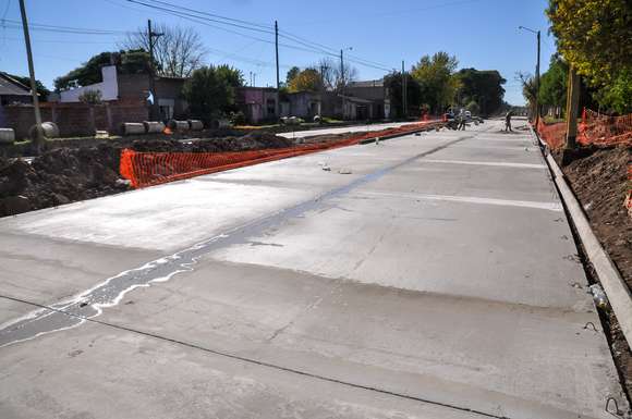 Ocho cuadras dobles con bulevar: realizan los tramos finales de la pavimentación de la calle Colombia