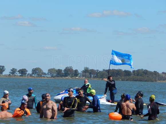 Con presencia de veteranos de Malvinas se realizó la “Tercer Travesía Cruce laguna Chascomús”
