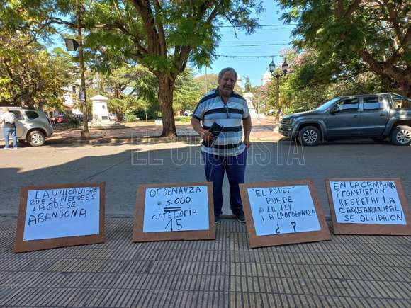 Ayer empleado municipal se manifestó frente al municipio de Chascomús por jubilación y cumplimiento de ordenanza