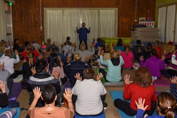 Alto nivel de concurrencia a clases de yoga gratuitas en Unión Deportiva