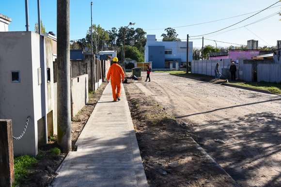 Finalizó la primera manzana con veredas en barrio San Luis