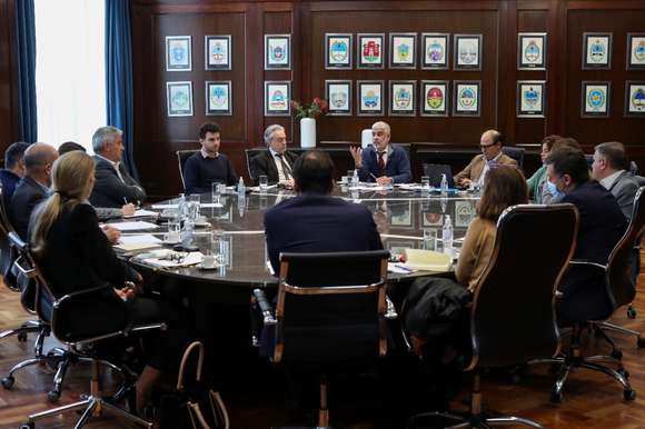 Dura polémica entre Feletti y alimenticias por abastecimiento en supermercados