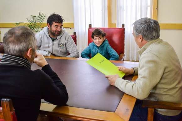 Entrega de subsidio para un joven deportista chascomunense