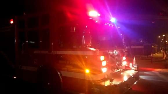 Esta madrugada: Bomberos de Chascomús rescataron al chofer de un ómnibus que colisionó con una vaca en la ruta 2