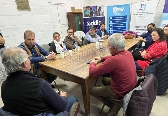 Autoridades de la UCR y el ex diputado Alvaro de Lamadrid con miembros de la Cámara de Comercio local