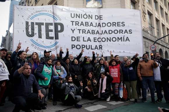 Organizaciones sociales marchan con un objetivo prioritario: un salario básico universal￼￼