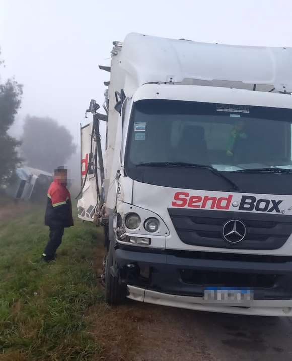 Un camión rozó con otro vehículo de carga que volcó en el km 121 de la autovía 2