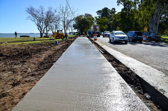 Trabajos en avenida costanera: reubicación de luminarias y ejecución de senda peatonal