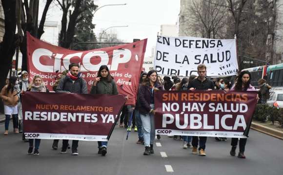 Residentes de centros de salud bonaerense realizaron un paro y una marcha en La Plata