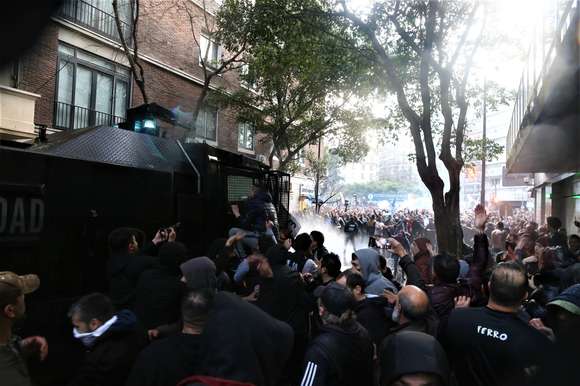 El PJ repudió el accionar de la Policía de la CABA y llamó a la militancia a permanecer “en alerta”