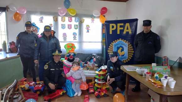 En el Paraje Adela: La Policía Federal celebró el “Día de las Infancias” junto a los chicos de la Escuela Nº7 “Esteban Echeverría”