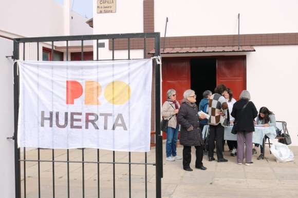 Más de 400 familias de Chascomús recibieron los kits de semillas para desarrollar huertas en sus casas