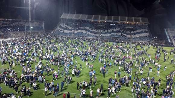 Noche negra en La Plata: un muerto en el partido Gimnasia – Boca tras incidentes entre hinchas y policías