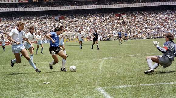 Se subastará la pelota con la que Maradona le hizo los dos goles a Inglaterra