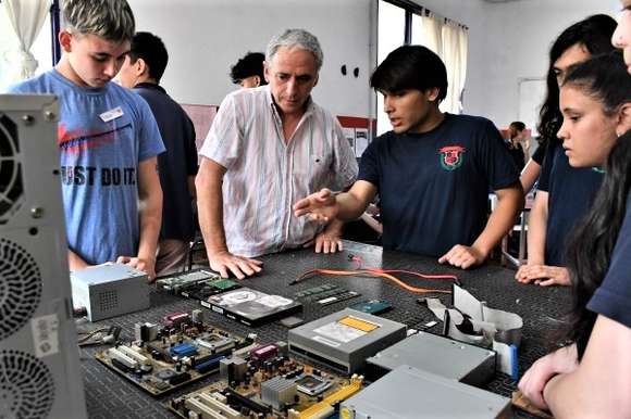 Visita del intendente: se realizó la feria de ciencias de la Escuela Industrial