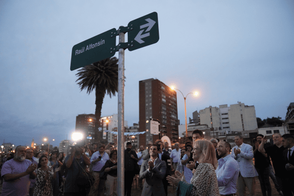 Montevideo nombró a una calle como «Raúl Alfonsín»
